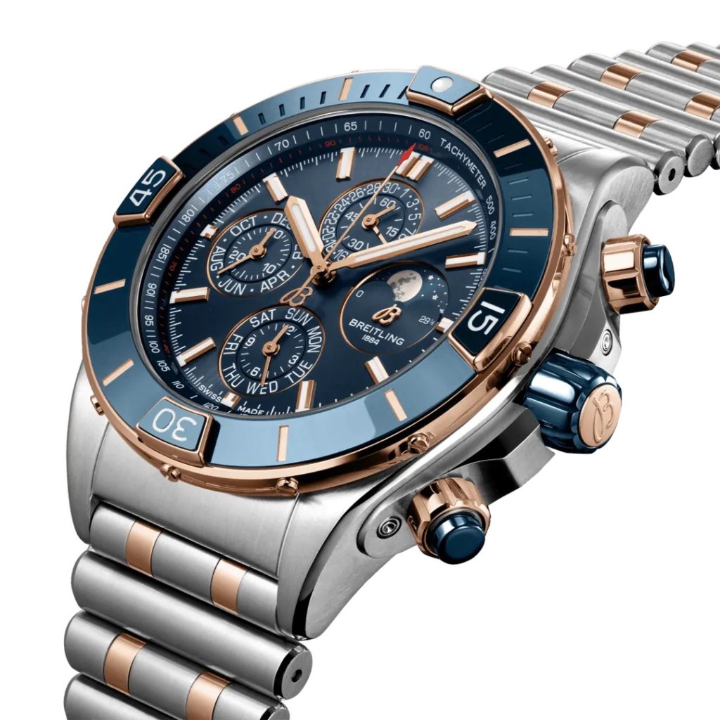 Breitling Super Chronomat Four Year Calendar auf weißem Hintergrund