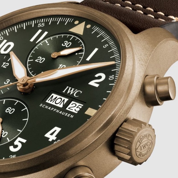 IWC Pilot´s Watch Chronograph in Bronze mit grünem Zifferblatt am braunen Lederarmband vor weißem Hintergrund