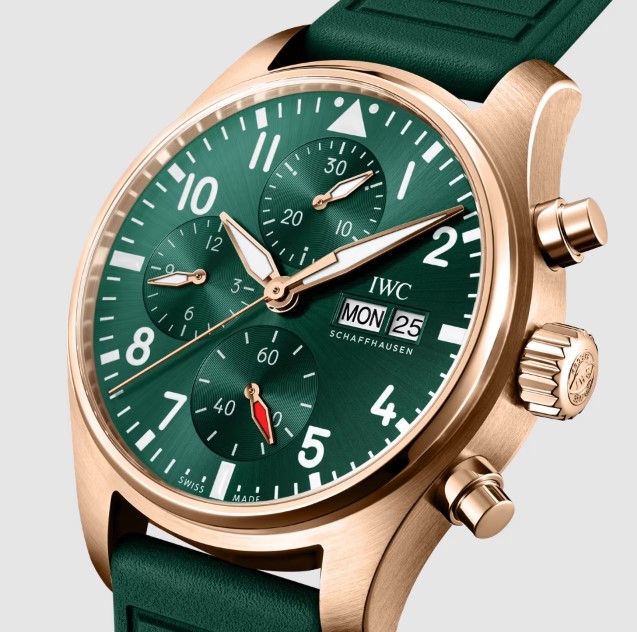 IWC Pilot´s Watch Chronograph mit grünem Zifferblatt und grünem Armband, sowie einem rotgoldenen Gehäuse vor weißem Hintergrund