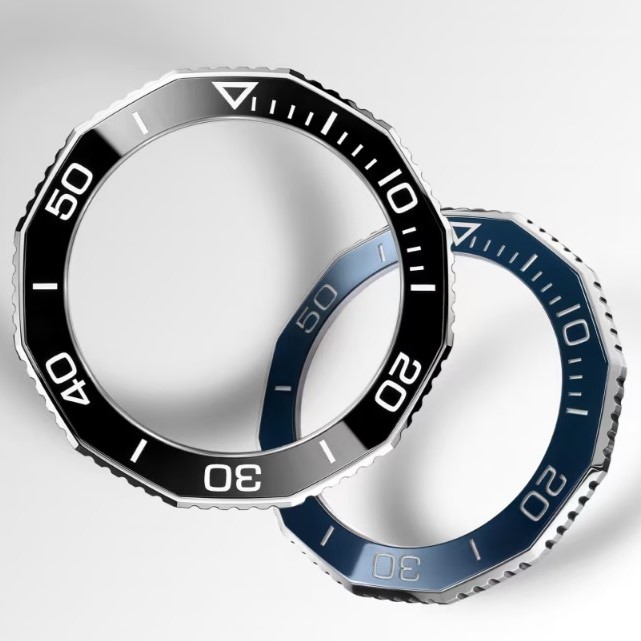 Detailaufnahme der schwarzen und blauen Lünette der TAG Heuer Aquaracer Professional 300 vor weißem Hintergrund
