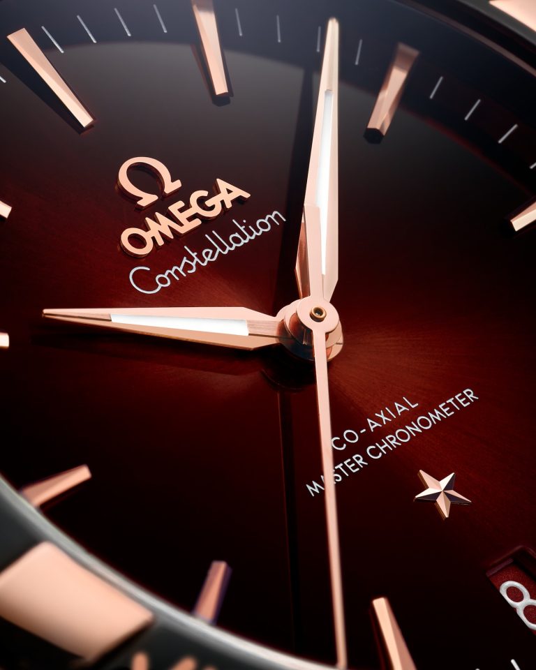 Rotes Zifferblatt der OMEGA Constellation mit Zeiger aus Roségold