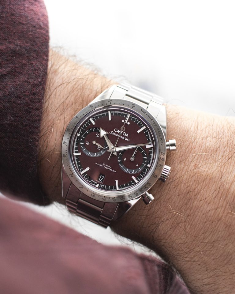 OMEGA Speedmaster '57 mit rotem Zifferblatt am Handgelenk