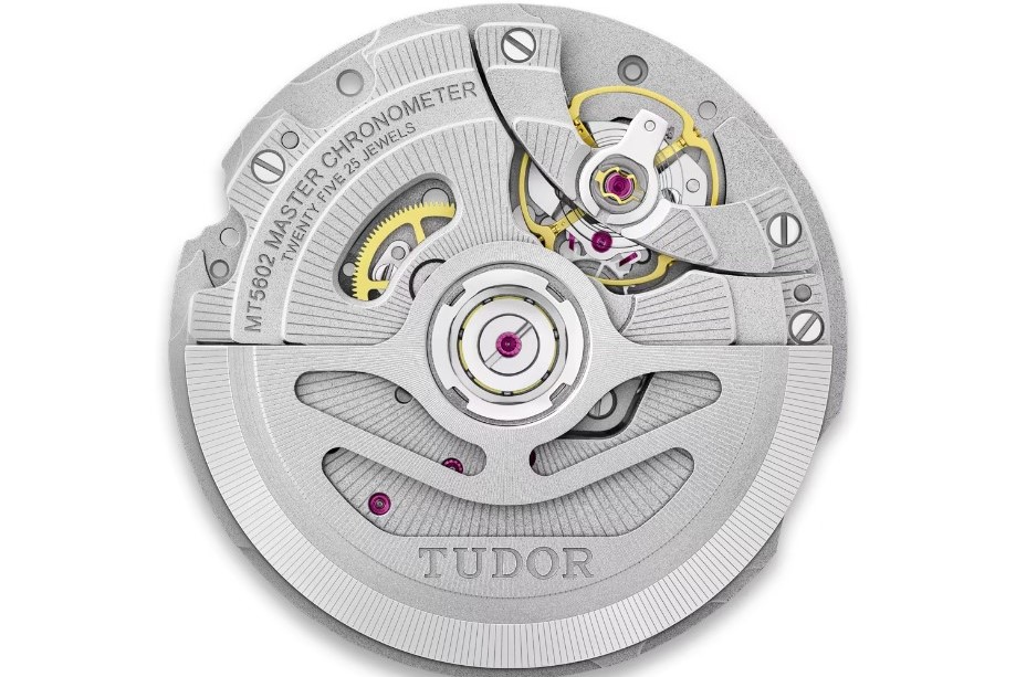 Das Tudor Manufakturkaliber MT5602-U mit Master Chronometer Zertifizierung abgebildet vor weißem Hintergrund