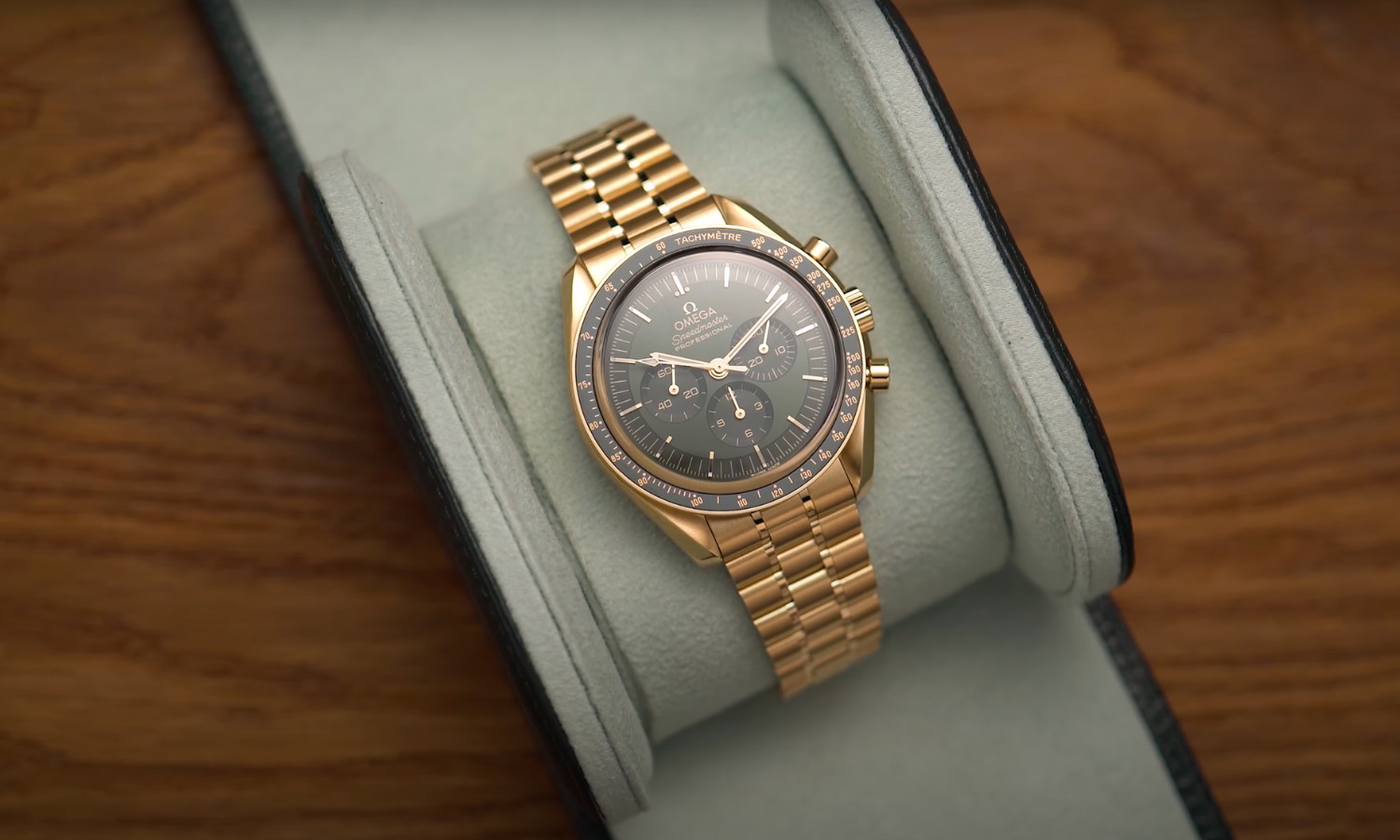 OMEGA Speedmaster Moonwatch in Gold in einer Uhrenrolle