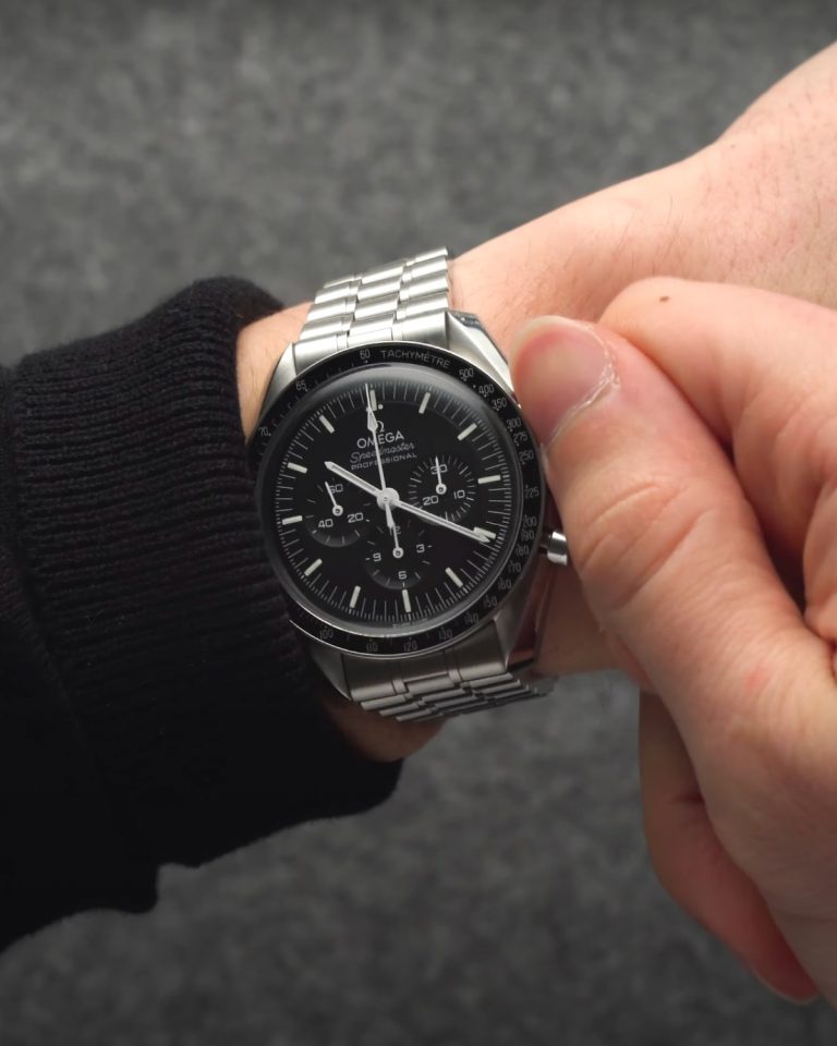 OMEGA Speedmaster Moonwatch an einem Handgelenk während sie aufgezogen wird