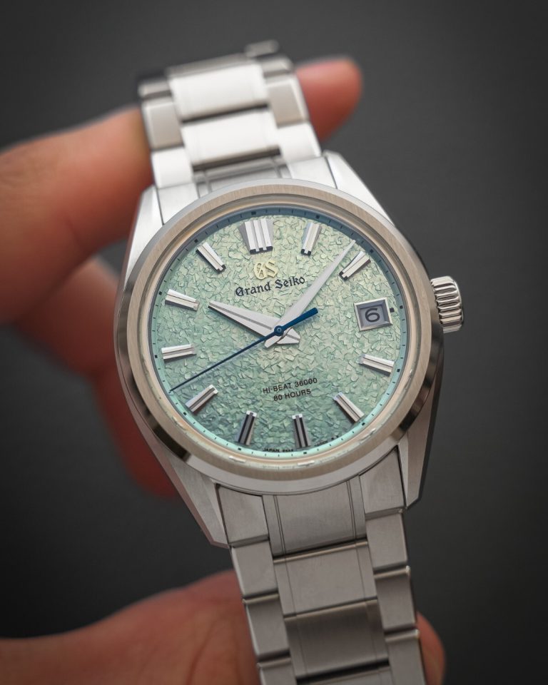 Grand Seiko SLGH021 Vorderseite auf grauem Hintergrund