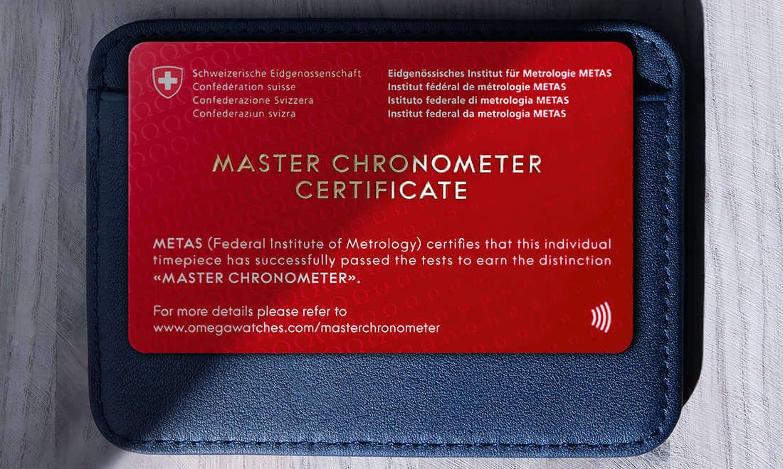 Rotes Master Chronometer Zertifikat auf blauer Mappe