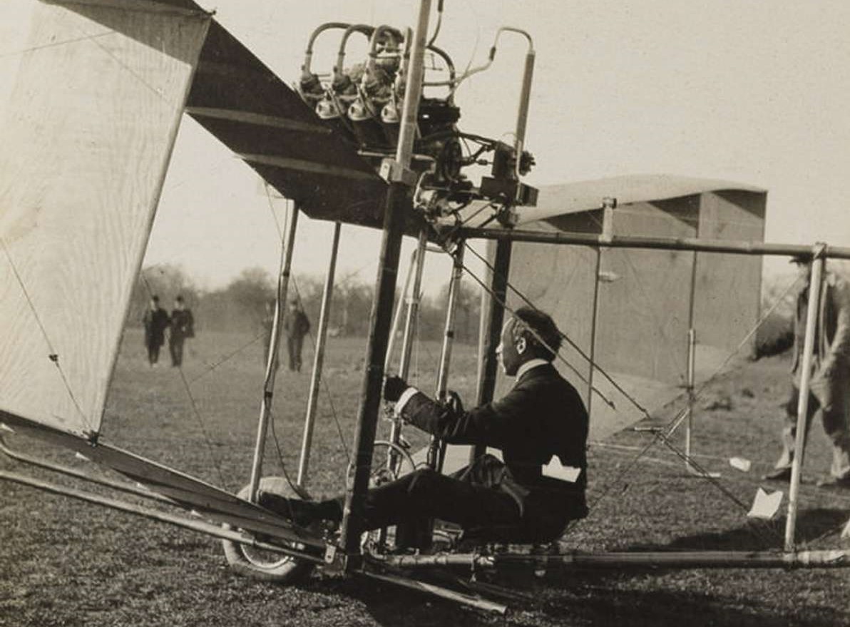 Albert Santos-Dumont bei in seinem Flugapparat.