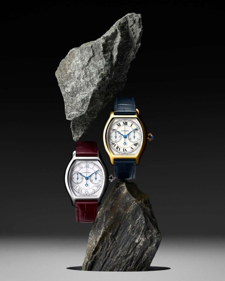 Zwei Modelle der neuen Cartier Tortue Monopoussoir abgebildet an einem Stein vor schwarzem Hintergrund mit weißem Untergrundweißem Untergrund