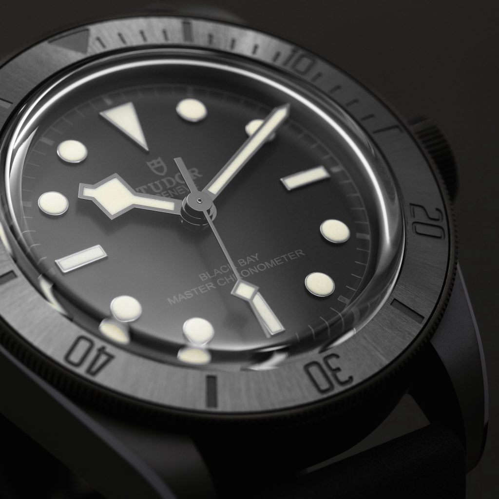 Tudor Black Bay Ceramic Vorderseite auf grauem Hintergrund