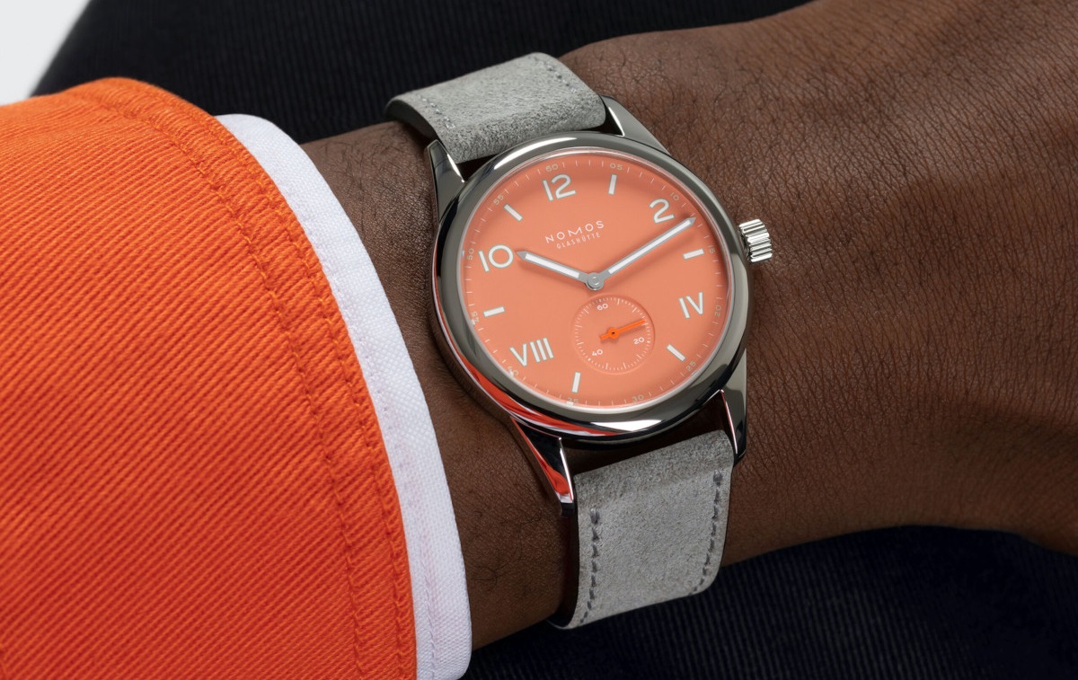 Vorderseite der Nomos Glashütte Club Campus 38 Cream Coral Referenz: 725 auf einem Handgelenk