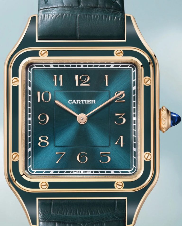 Frontansicht der neuen Cartier Santos-Dumont mit blauem Zifferblatt in Rosegold.