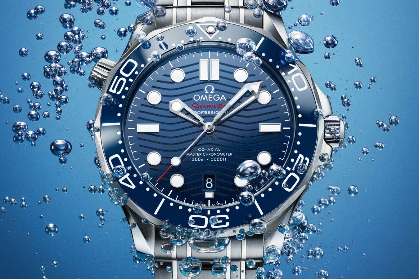 Omega Seamaster Diver 300M mit blauem Zifferblatt und blauer Lünette abgebildet unter Wasser mit Luftblasen um die Uhr herum