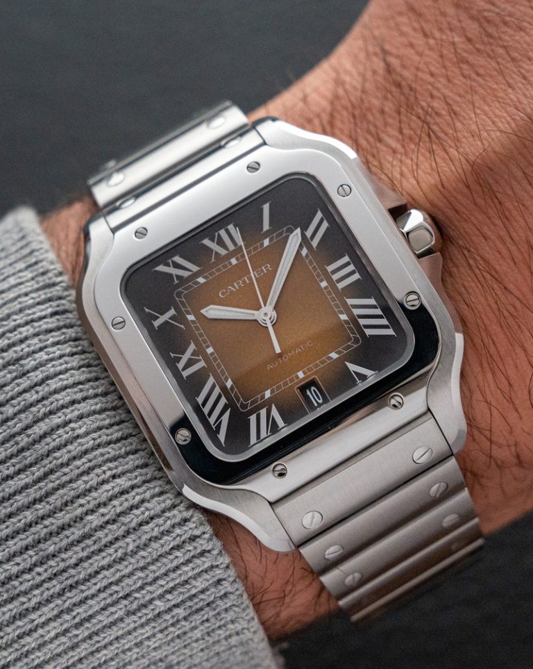 Wristshot der n neueCartier Santos de Cartier WSSA0064 mit braunem Zifferblatt