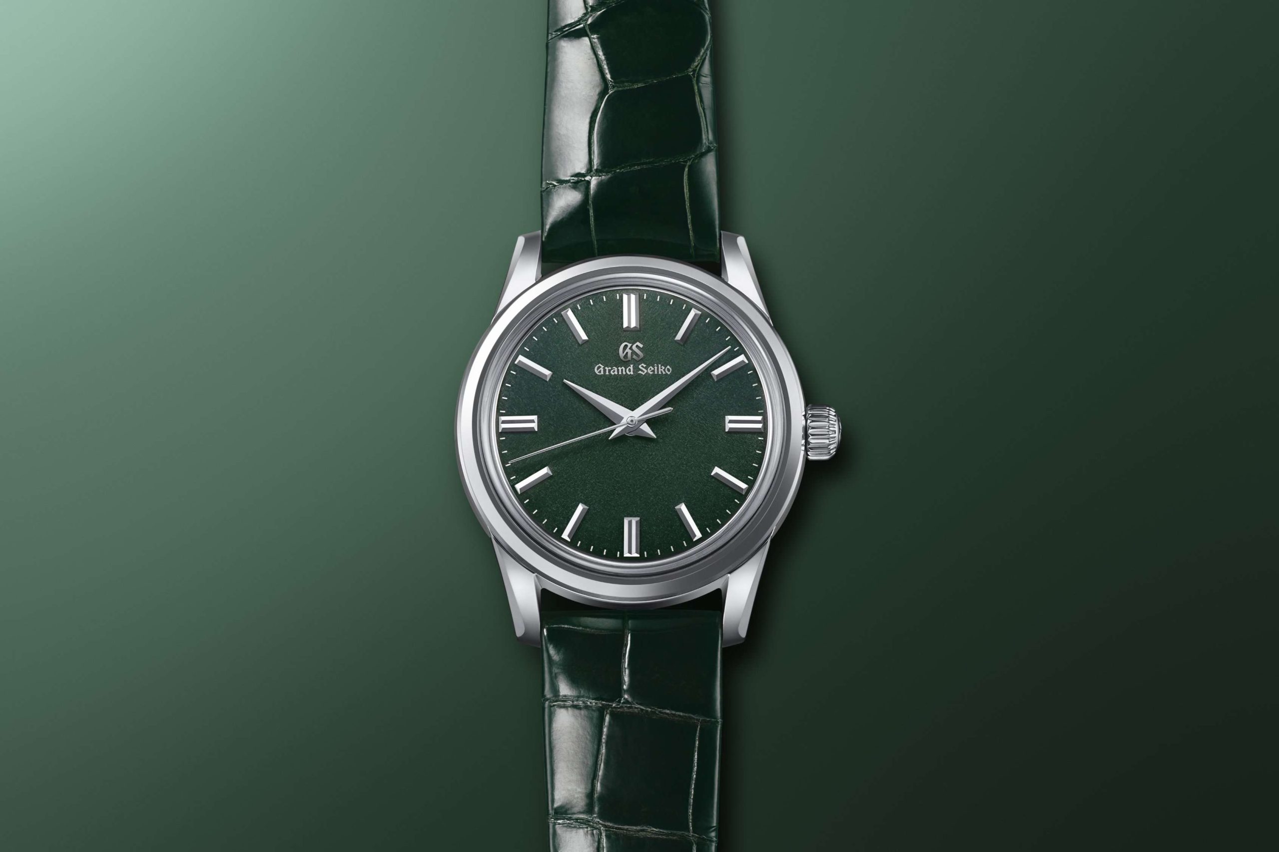 Grand Seiko SBGW285 mit grünem Zifferblatt am grünen Lederarmband vor ebenfalls grünem Hintergrund