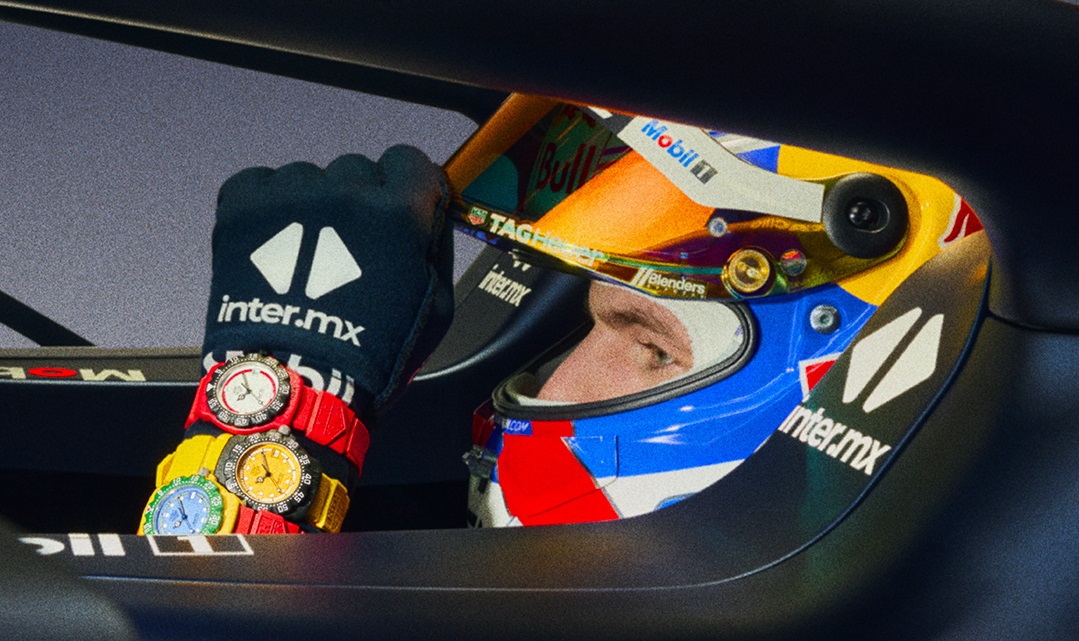 Seitenansicht des Formel 1 Fahrers Max Verstappen in seinem Cockpit mit drei Modellen der TAG HEUER Formula 1 Serie auf dem Arm.