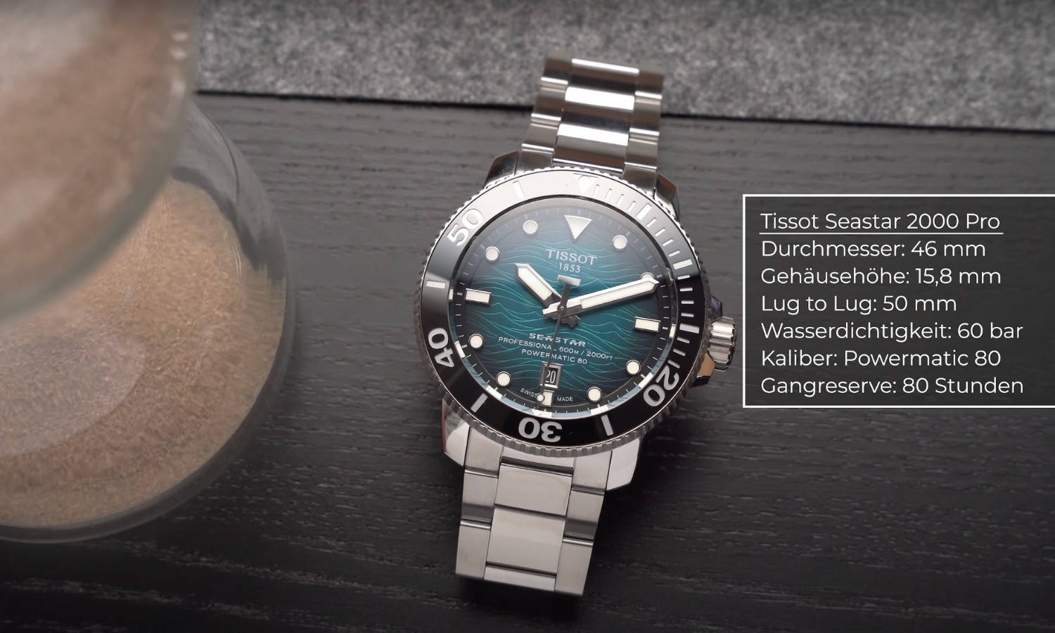 Tissot Seastar 2000 Pro mit grünem Zifferblatt liegend vor grauem Hintergrund