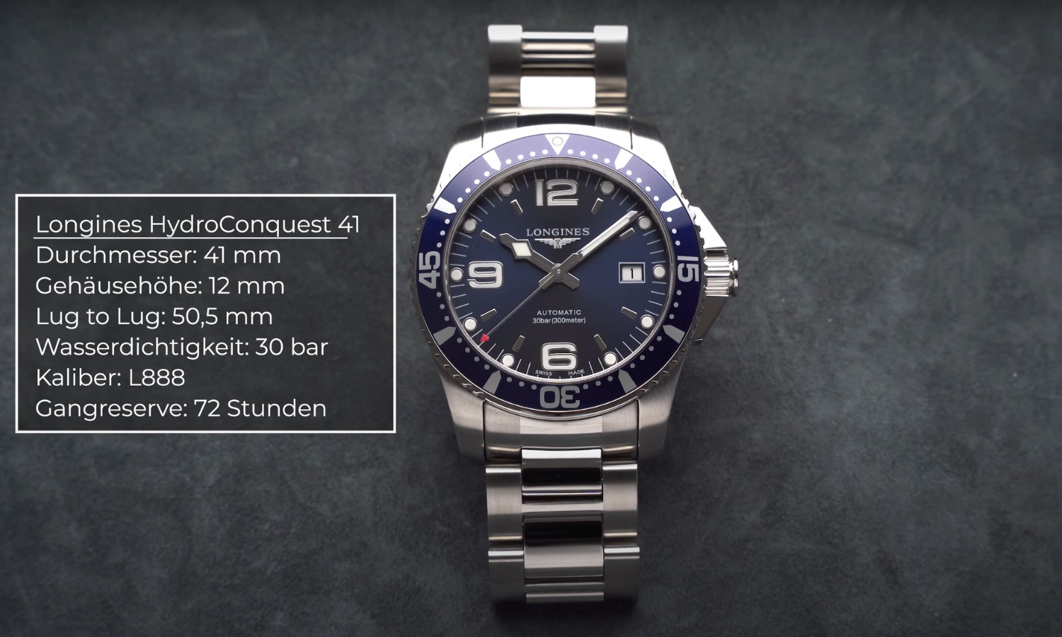 Longines HydroConquest 41 mit blauem Zifferblatt liegend vor grauem Hintergrund