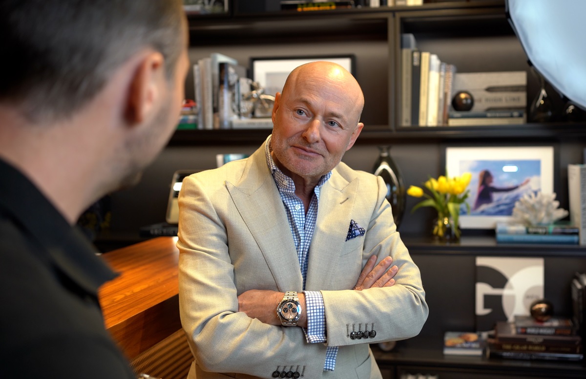 George Kern sitzt an der Bar in der Breitling-Boutique und gibt ein Interview im Interview dem ALTHERR-Mitarbeiter Benedict Schweiger.