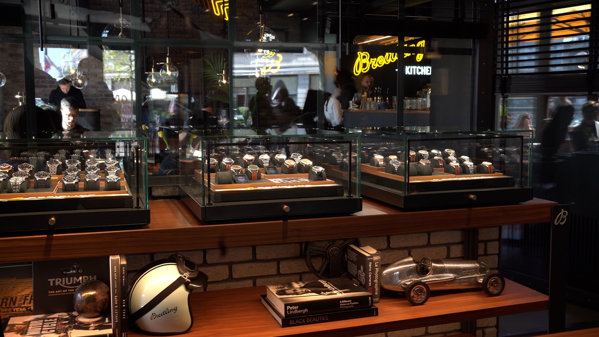 Ein Blick in eine Vitrine in der Breitling Boutique in Genf.