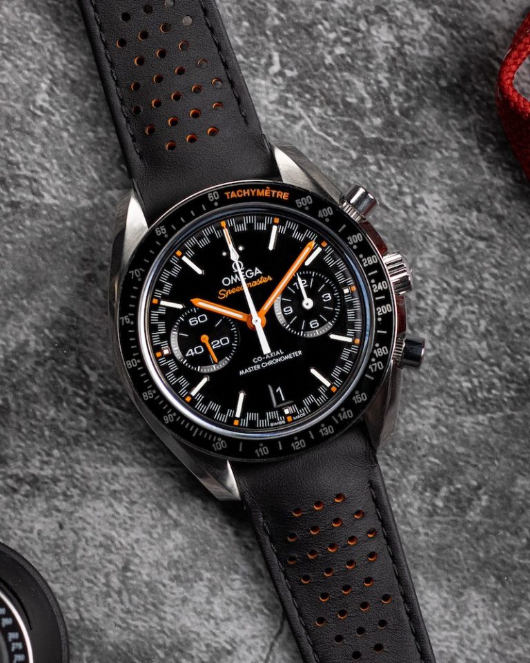 Omega Speedmaster Racing Chronograph auf dunklem Untergrund