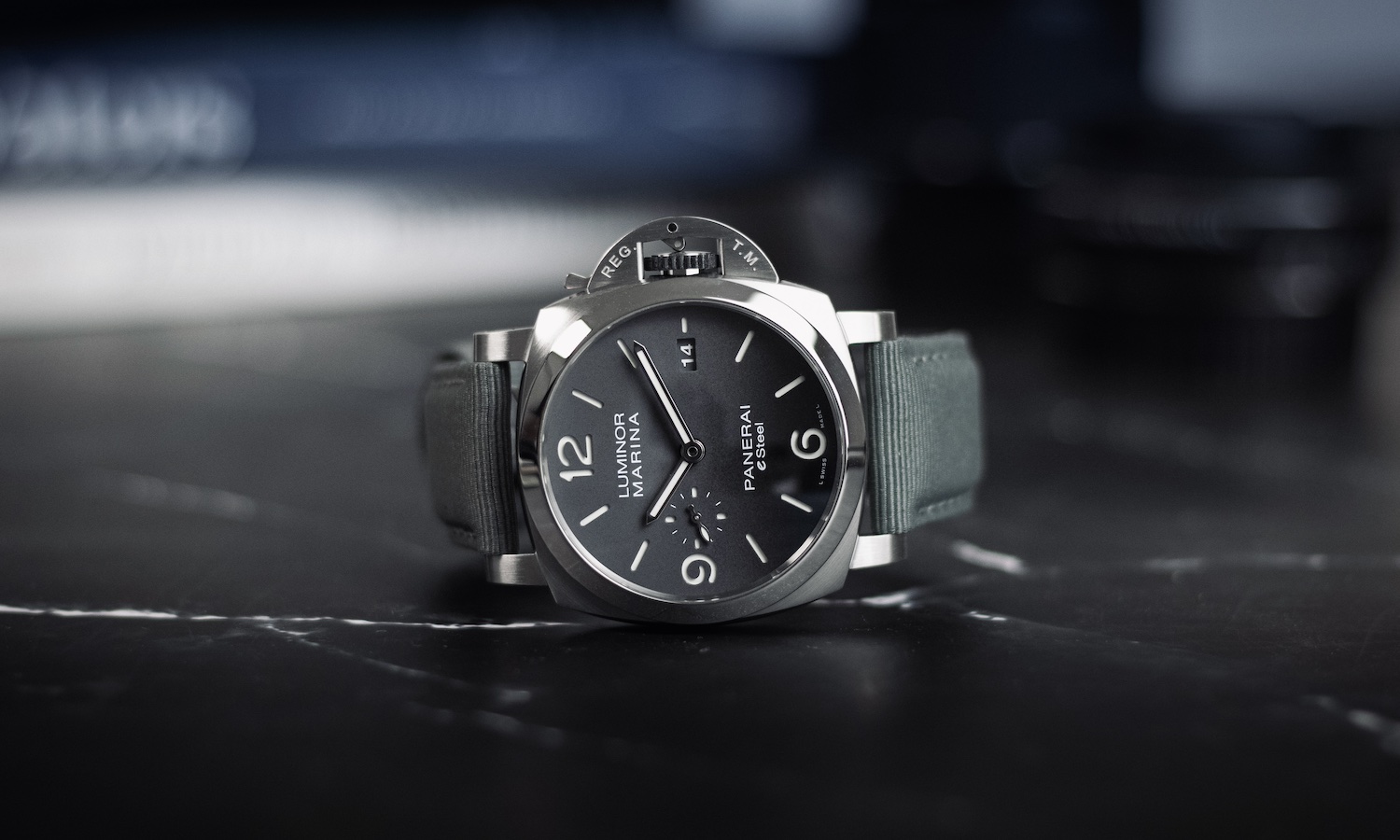 Panerai Luminor Marina eSteel liegend auf dunkelgrauem Untergrund