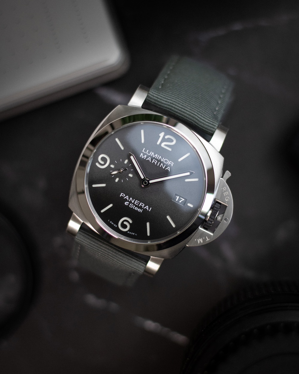 Panerai Luminor PAM01358 liegend auf dunklem Untergrund