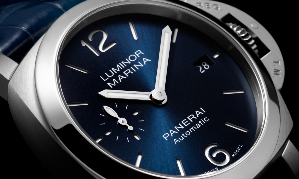 Nahaufnahme der Panerai Luminor PAM01370 mit blauem Zifferblatt