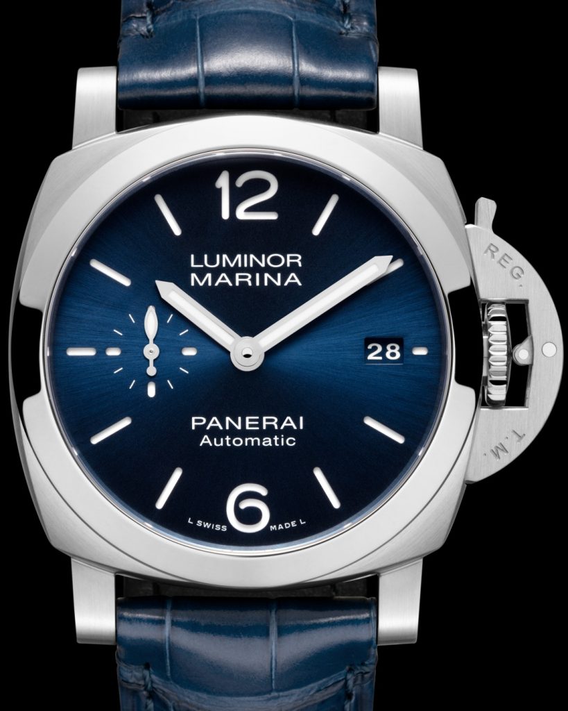 Panerai Luminor Quaranta PAM01370 in Nahaufnahme auf schwarzem Hintergrund