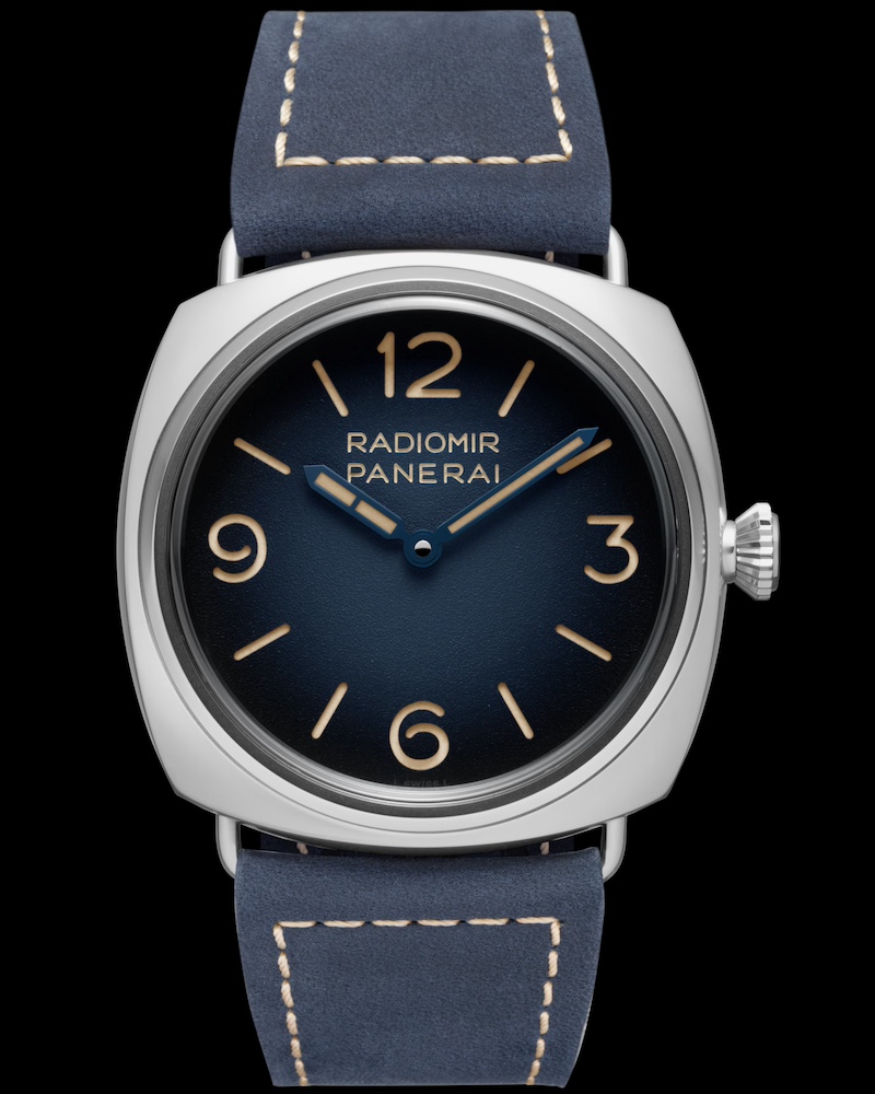 Panerai Radiomir PAM01335 Nahaufnahme auf schwarzem Untergrund