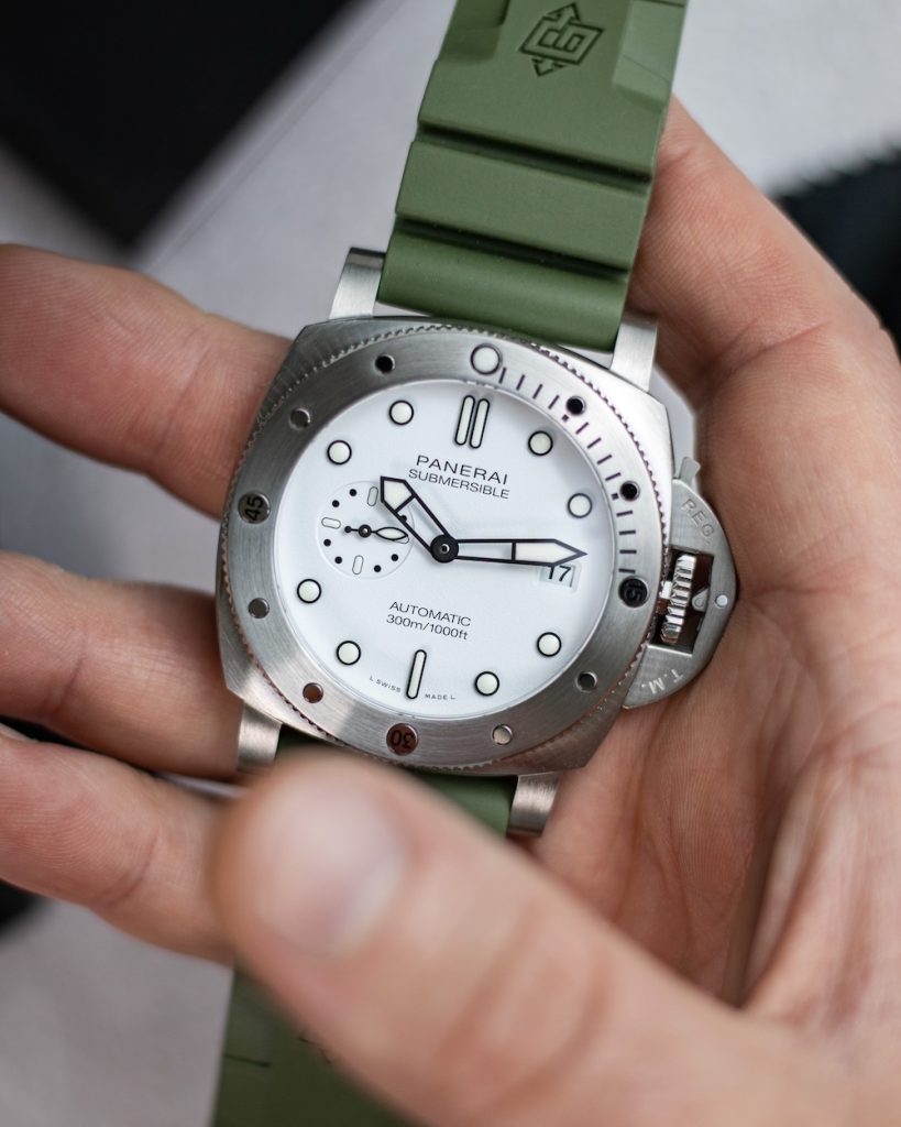 Panerai Submersible mit weißem Zifferblatt in der Hand