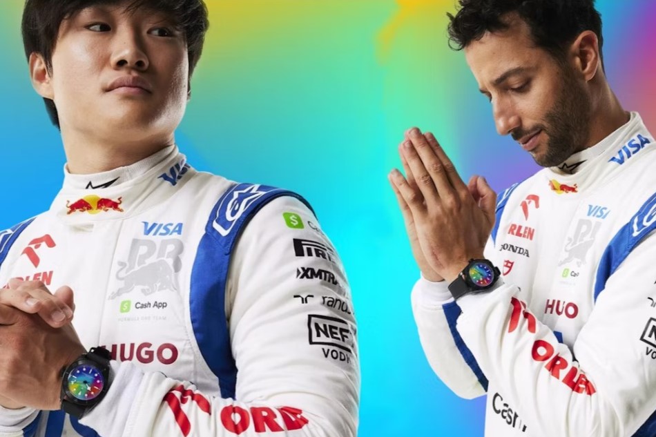 Die Rennfahrer Yuki Tsunoda und Daniel Ricciardo mit ihren exklusiven TUDOR Black Bay Ceramic Modellen am Handgelenk vor einem bunten Hintergrund