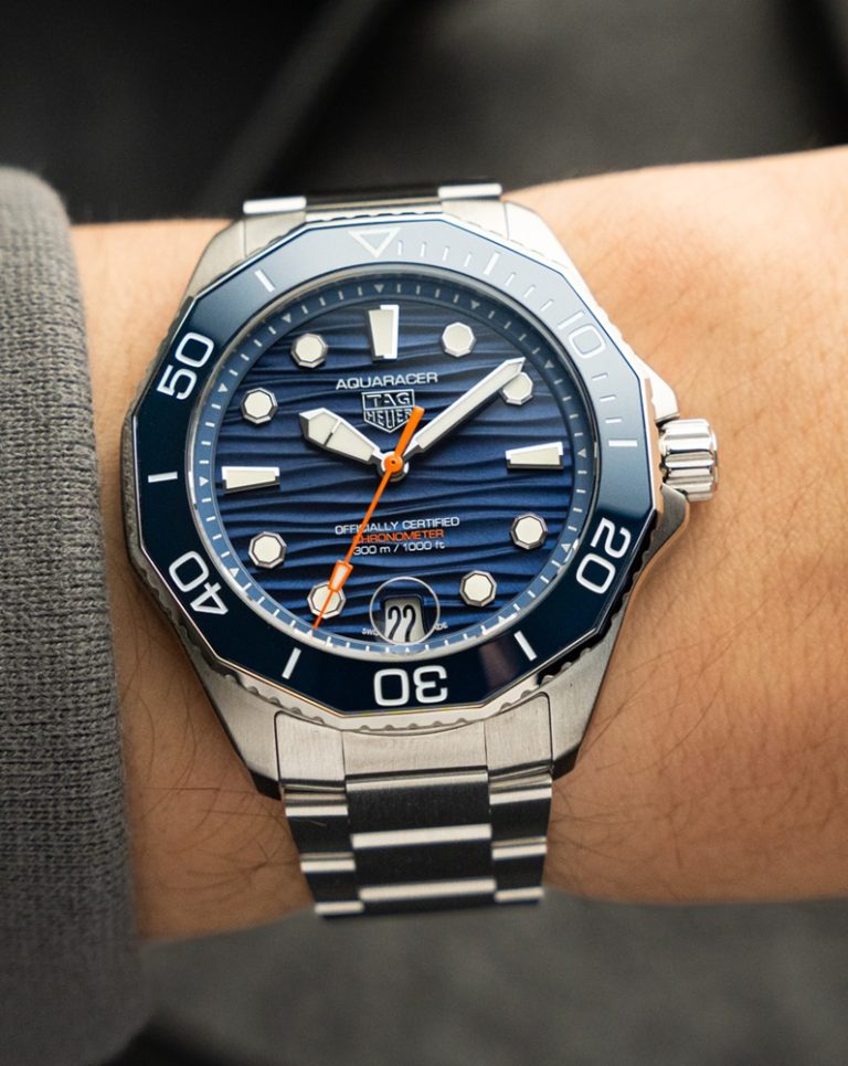 Die neue TAG Heuer Aquaracer auf einem Arm angelegt.