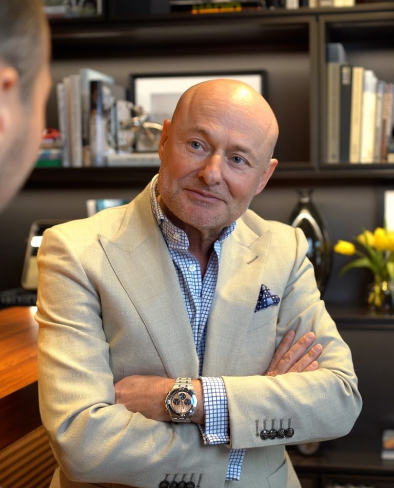 Breitling-CEO Georges Kern beim Interview mit verschränkten Armen.