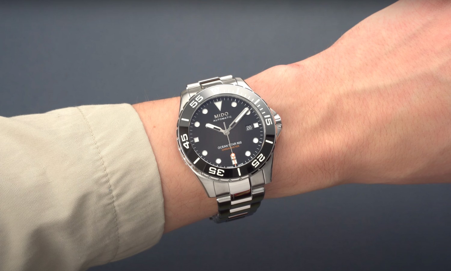 Die Mido Ocean Star Diver 600 mit schwarzem Zifferblatt am Edelstahlarmband an einem Handgelenk