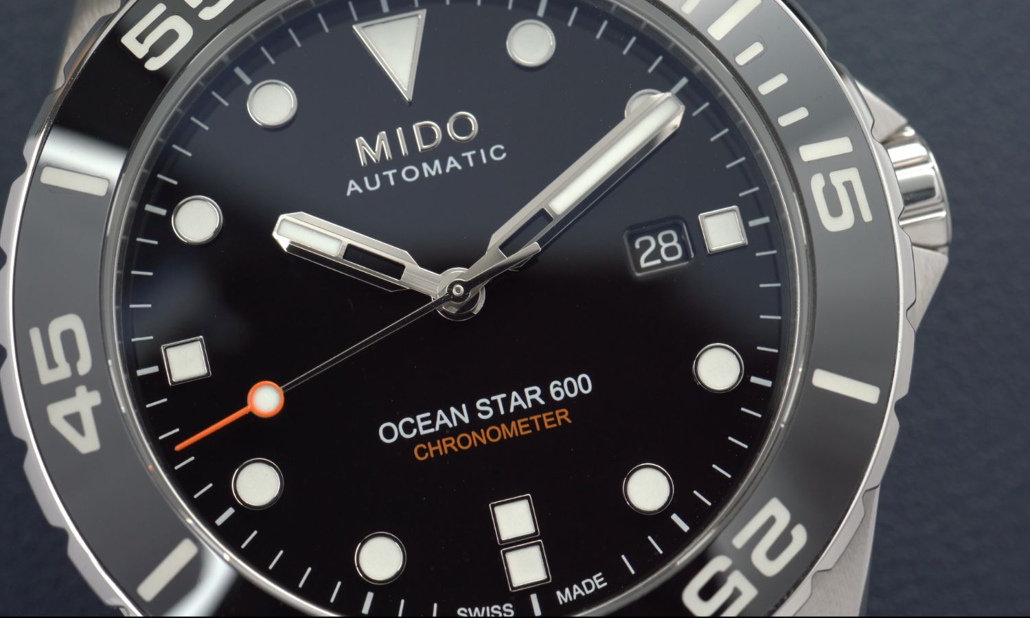 Nahaufnahme der Mido Ocean Star Diver 600 mit schwarzem Zifferblatt