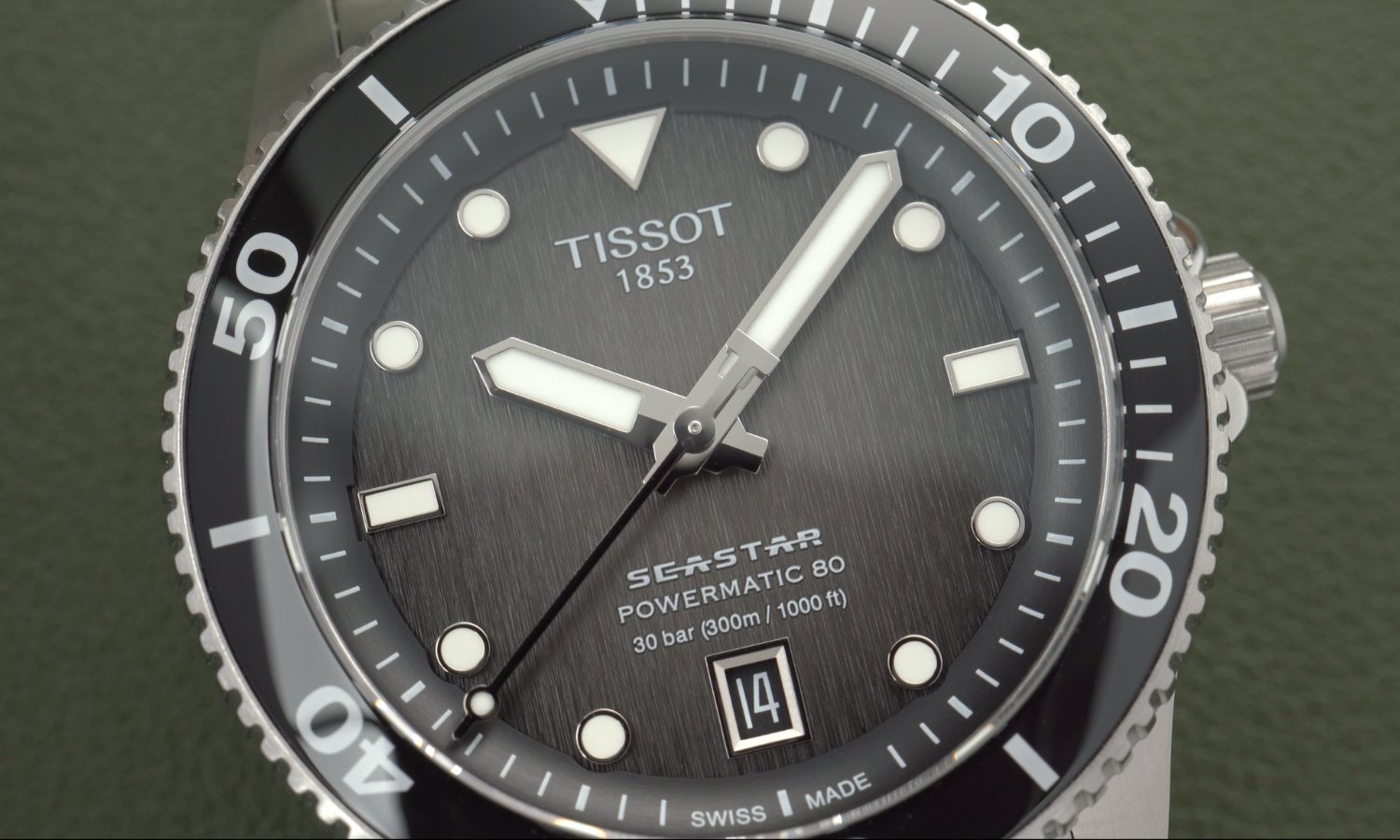 Nahaufnahme der Tissot Seastar 1000 Powermatic 80 mit grauem Zifferblatt