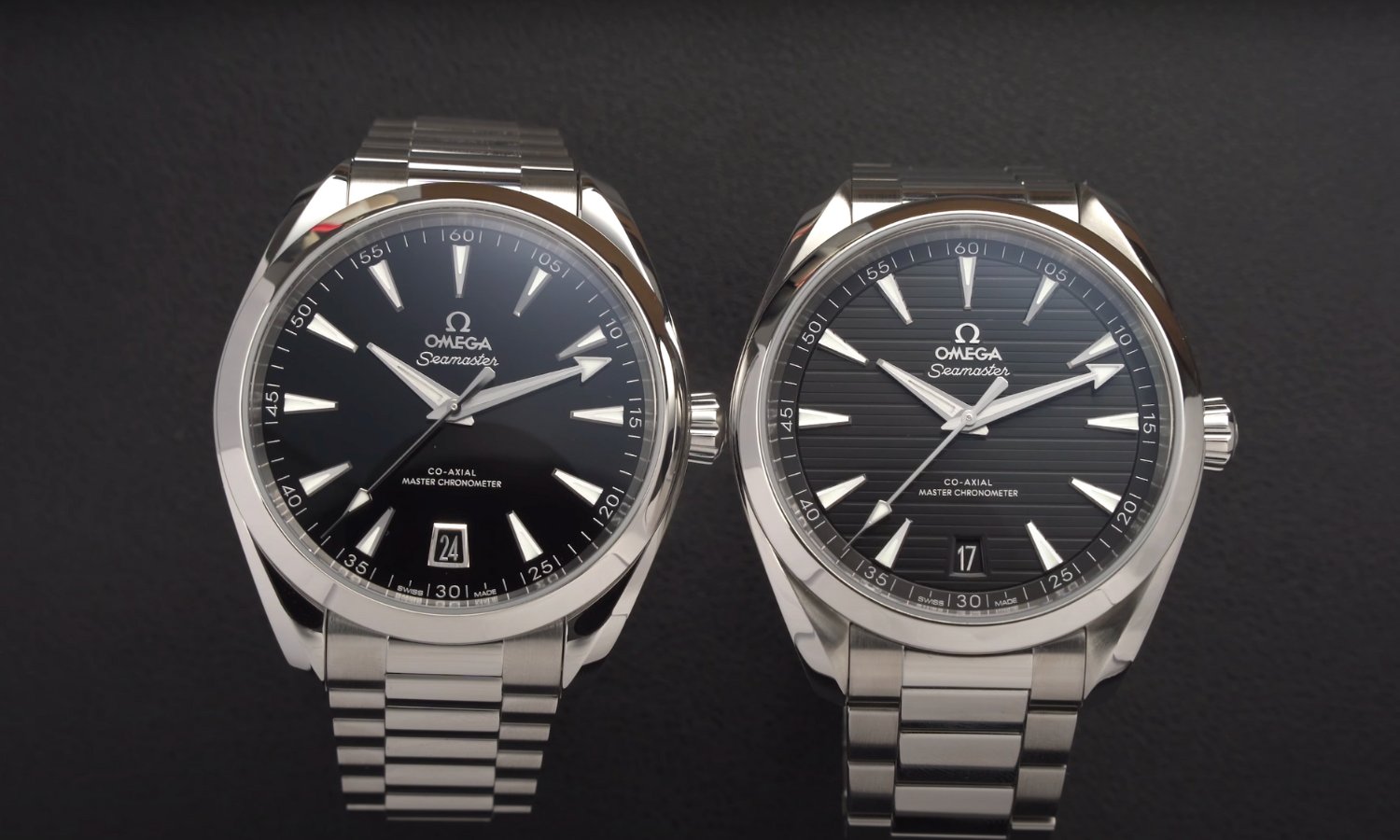 Die OMEGA Seamaster Aqua Terra mit schwarzem Lackzifferblatt links und die OMEGA Seamaster Aqua Terra mit schwarzem Teak Zifferblatt rechts am Edelstahlarmband stehend vor schwarzem Hintergrund