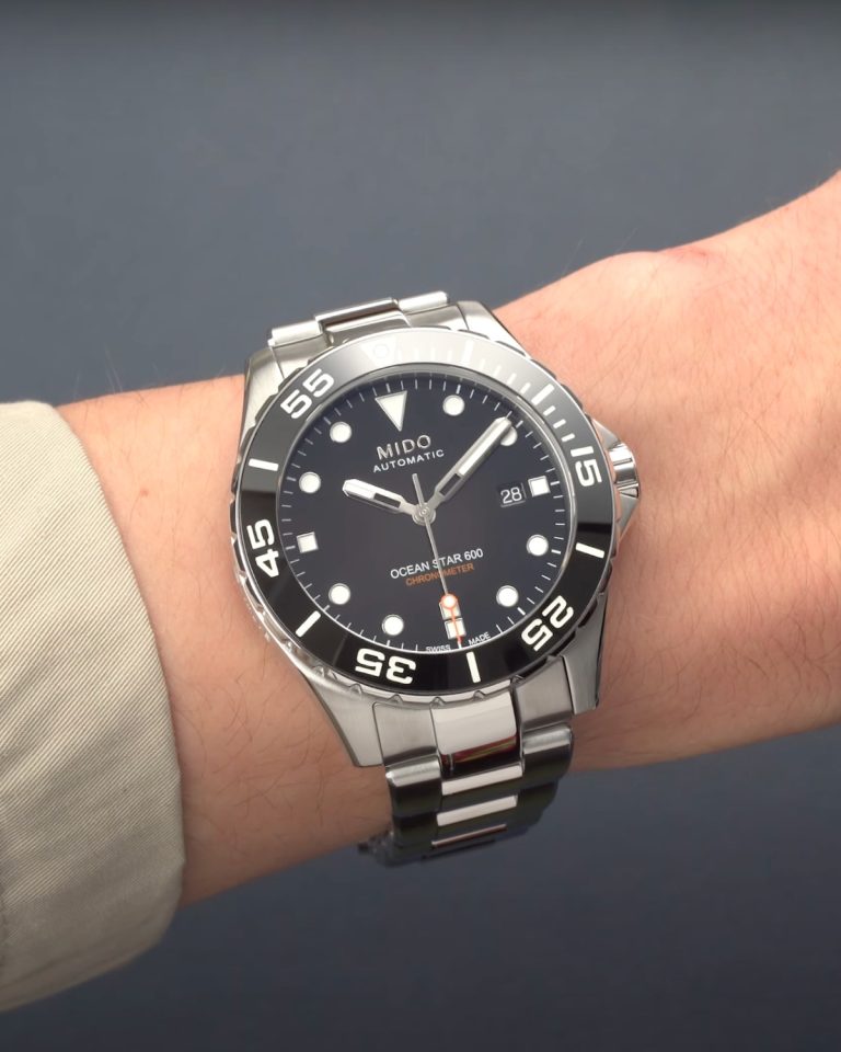 Die Mido Ocean Star Diver 600 mit schwarzem Zifferblatt am Edelstahlarmband an einem Handgelenk