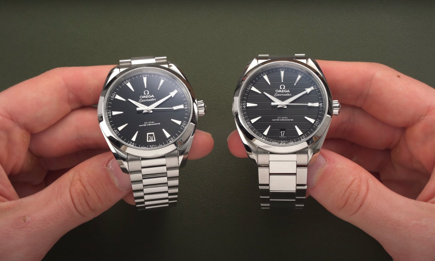 Die OMEGA Seamaster Aqua Terra mit schwarzem Lackzifferblatt links und die OMEGA Seamaster Aqua Terra mit schwarzem Teak Zifferblatt rechts am Edelstahlarmband jeweils in einer Hand gehalten vor olivgrünem Hintergrund