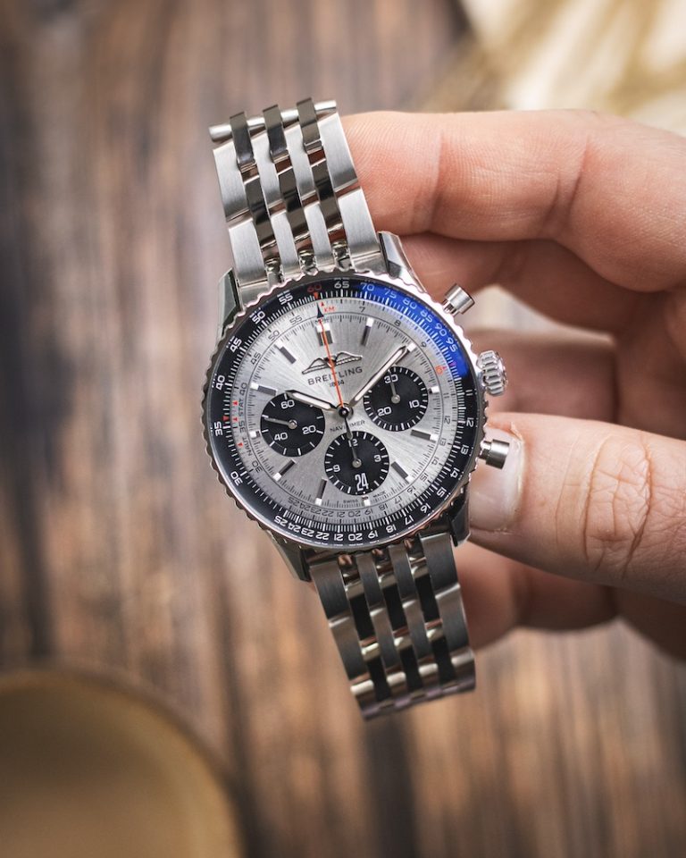 Breitling Navitimer B01 mit silbernen Zifferblatt in der Hand