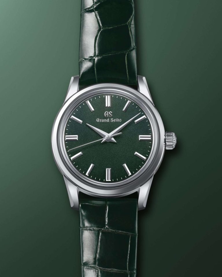 Grand Seiko SBGW285 mit grünem Zifferblatt am grünen Lederarmband vor ebenfalls grünem Hintergrund