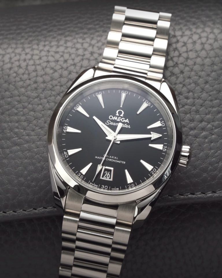 Die OMEGA Seamaster Aqua Terra mit schwarzem Lackzifferblatt am Edelstahlarmband liegend vor schwarzem Hintergrund