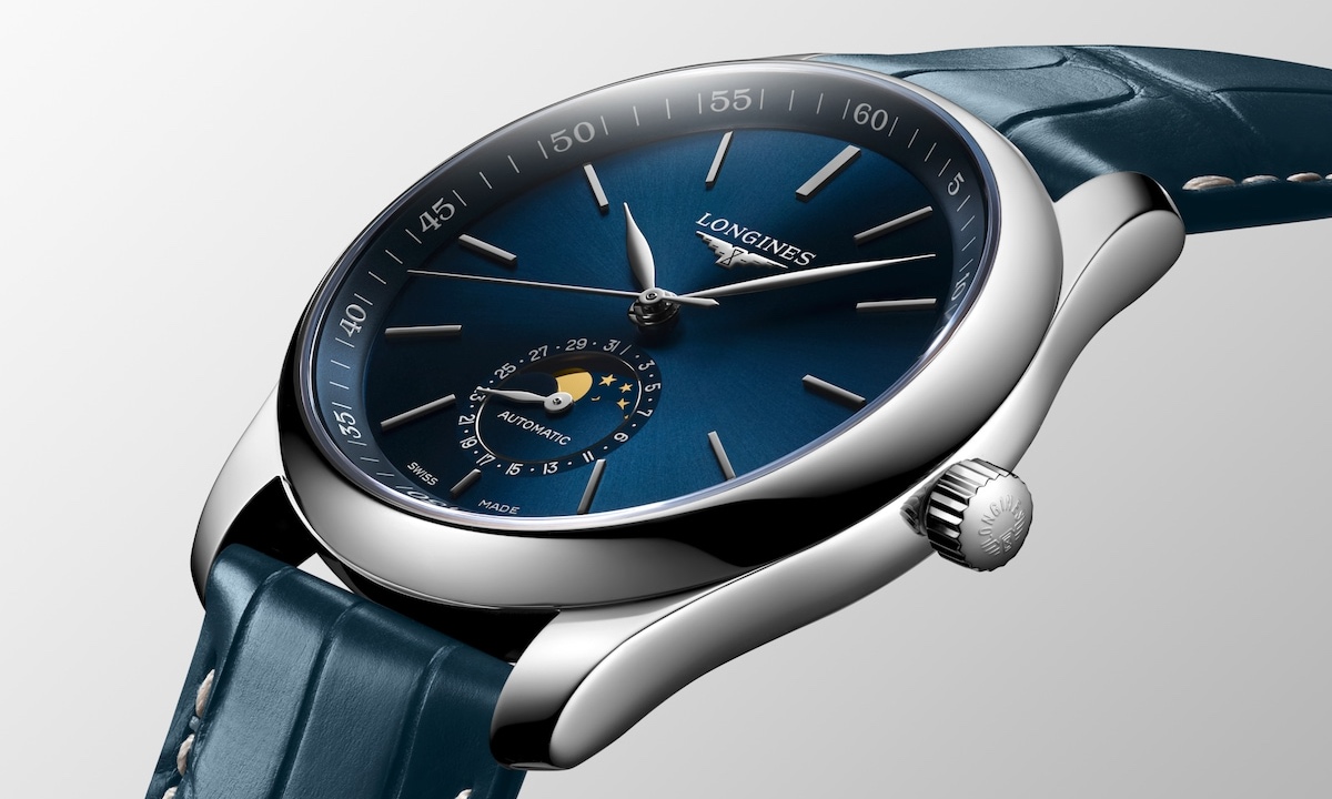 Longines Master Collection mit blauem Zifferblatt auf grauem Untergrund