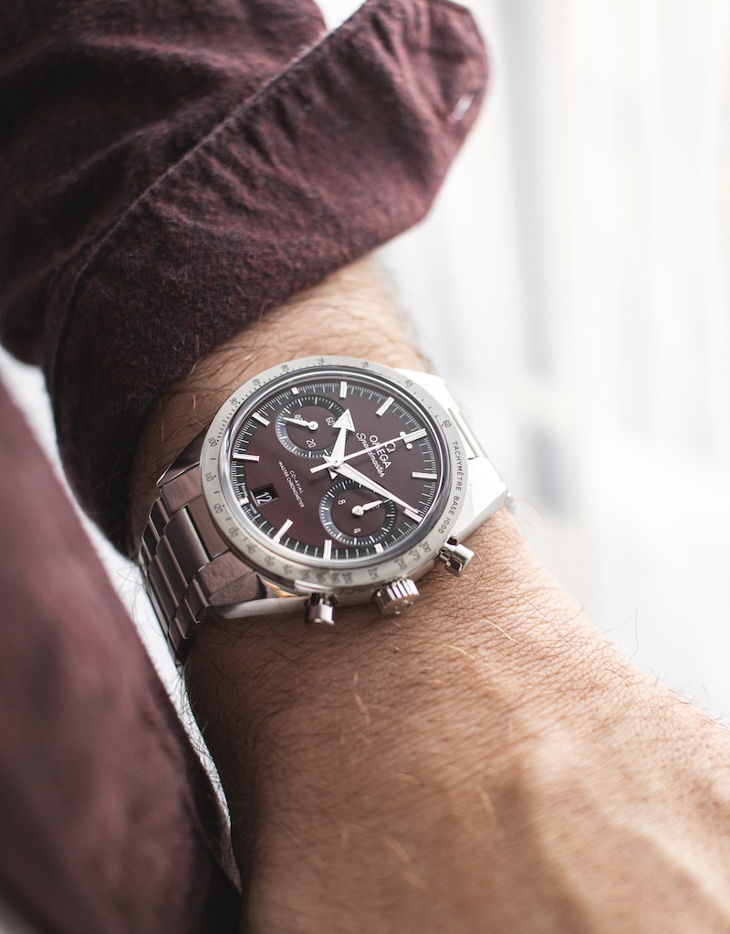 Omega Speedmaster 57 mit rotem Zifferblatt am Handgelenk