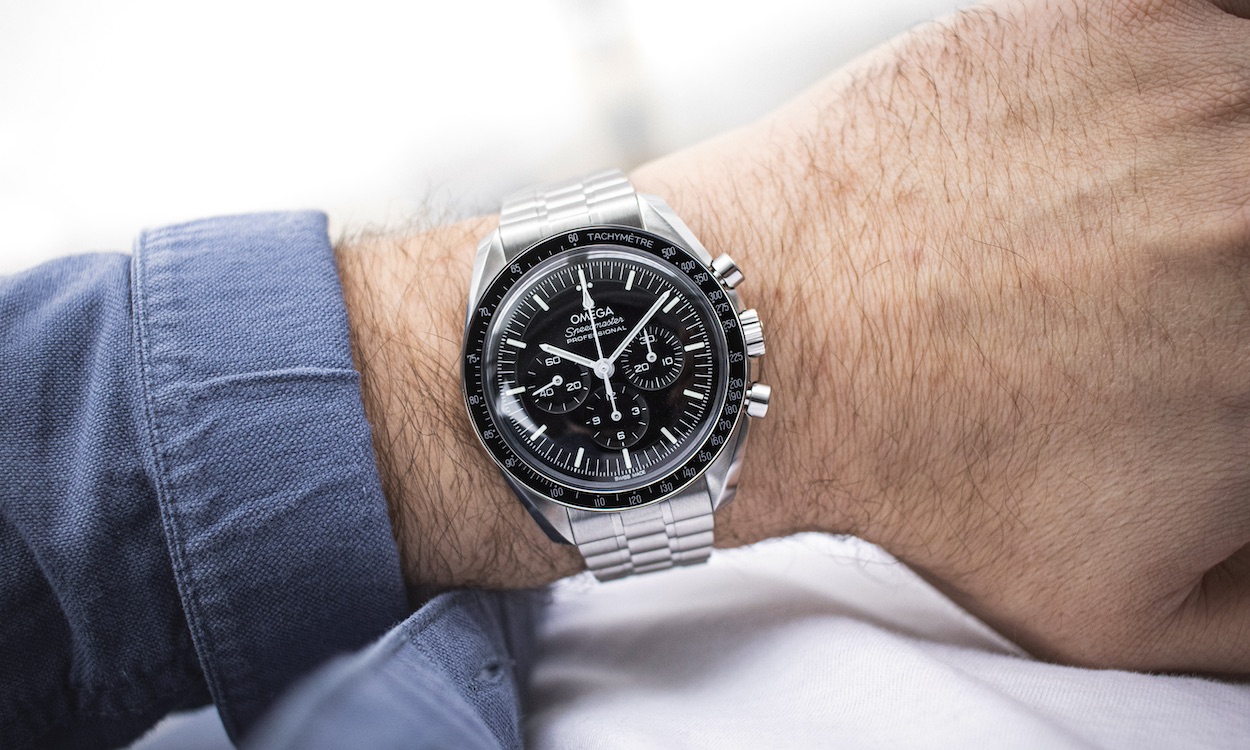 Omega Speedmaster mit Hesalitglas am Handgelenk