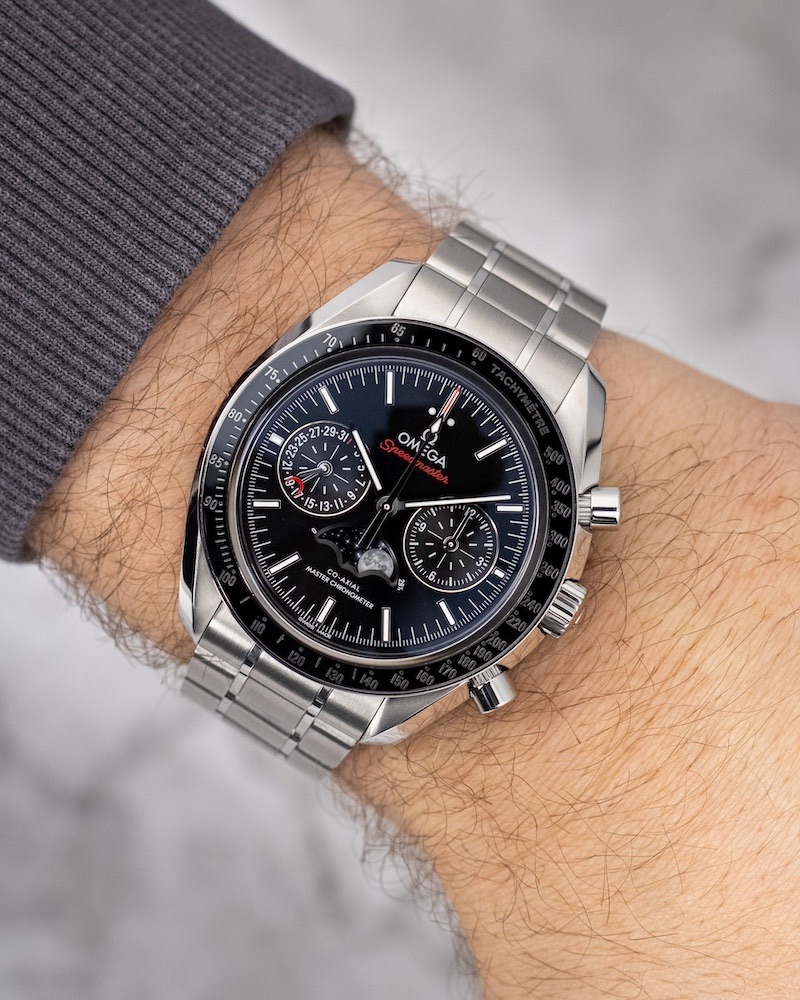 Omega Speedmaster mit Mondphase am Handgelenk