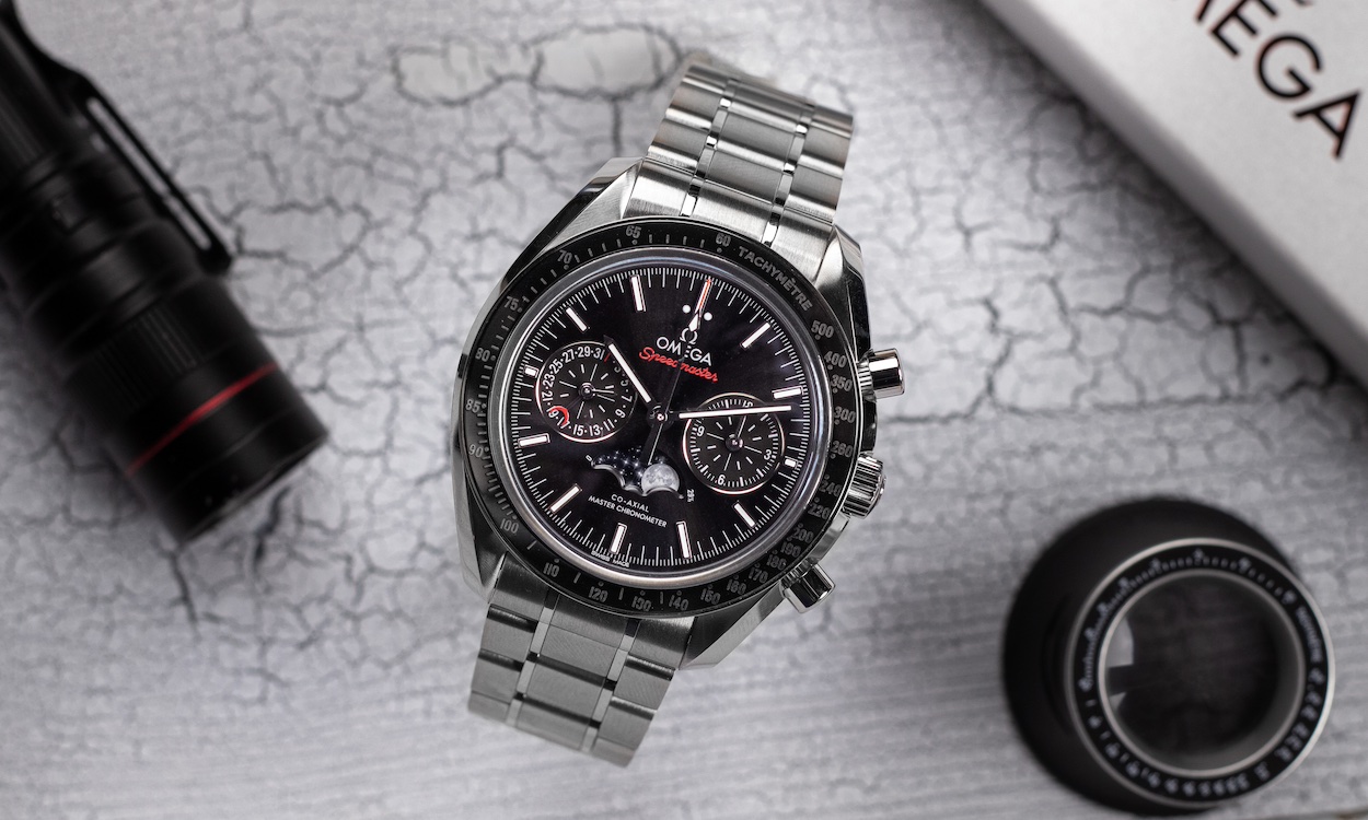 Omega Speedmaster Mondphase liegend auf grauem Untergrund