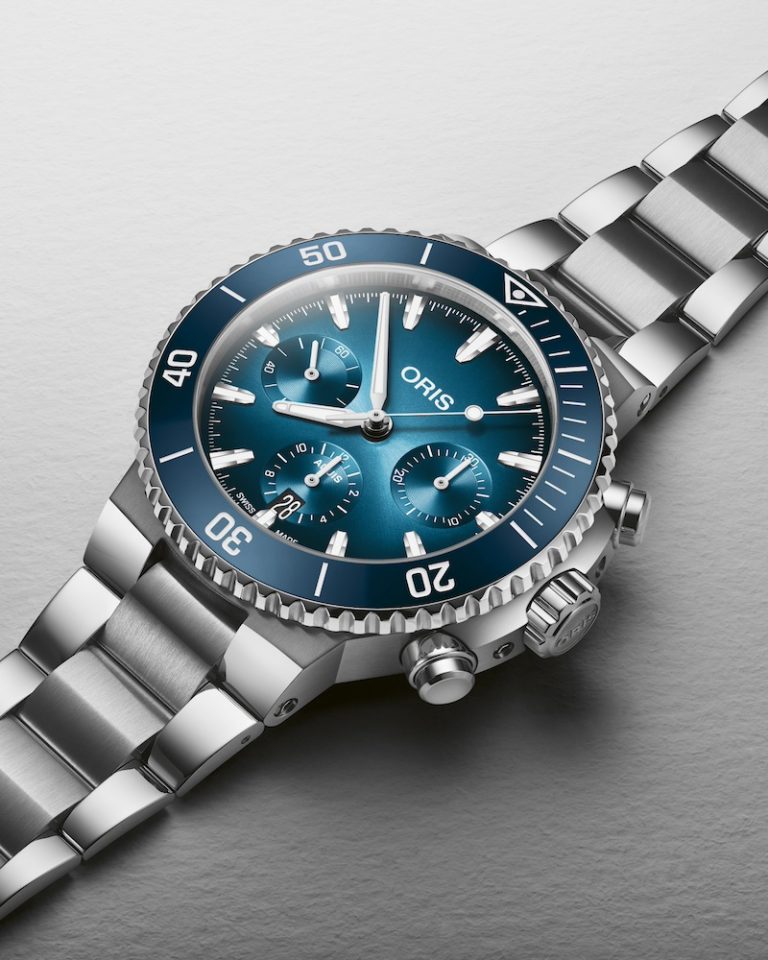 Oris Aquis Chronograph auf grauem Untergrund