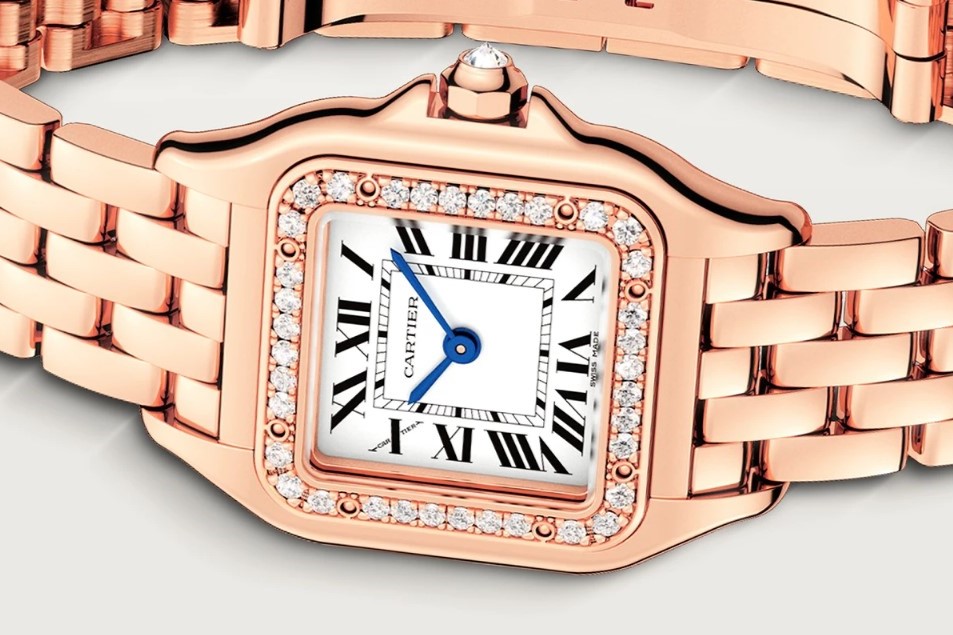 Cartier Panthère in Roségold liegend auf einem weißen Untergrund